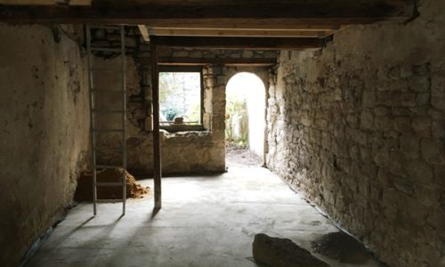 Travaux de rénovation en cours d’une maison traditionnelle en pierre au Croisic.